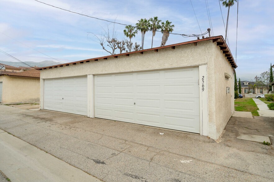 More Photos Of 2569 N Lincoln St, Burbank Multifamily For Sale