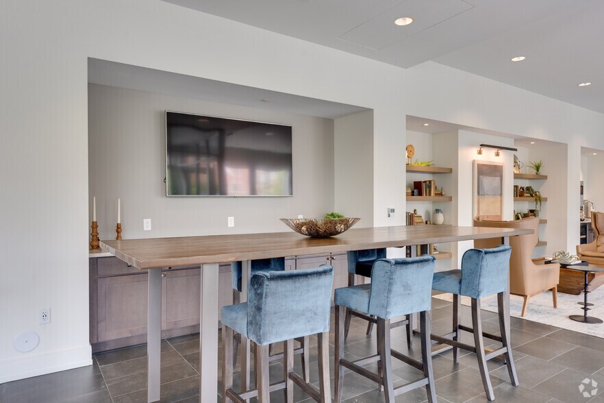 More Photos Of 1555 Ellinwood Ave, Des Plaines Apartments For Lease