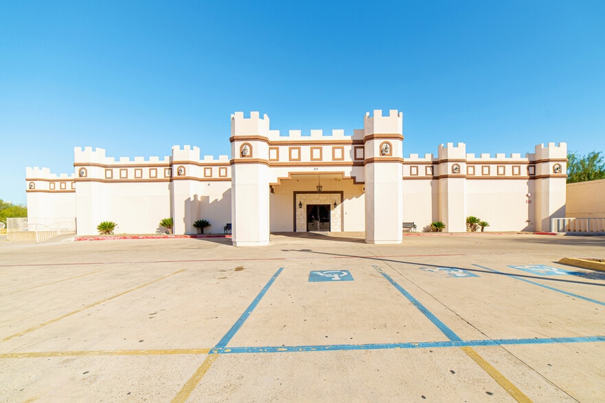 More Photos Of 819 Los Presidentes Ave, Laredo Storefront Retail Office For Sale