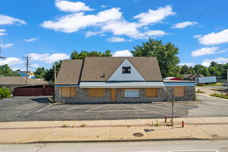 More Photos Of 4702 E 11th St, Tulsa Freestanding For Lease