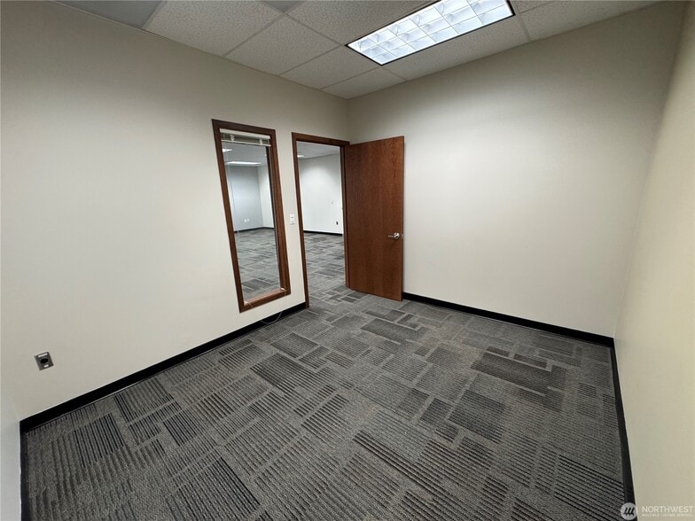 More Photos Of 325 E George Hopper Rd, Burlington Office For Sale