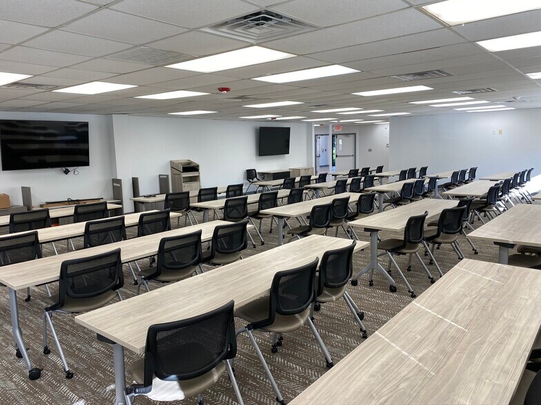 More Photos Of 610 Thimble Shoals Blvd, Newport News Unknown For Lease