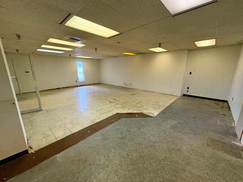 More Photos Of 2525 W Market St, Tiffin Freestanding For Lease
