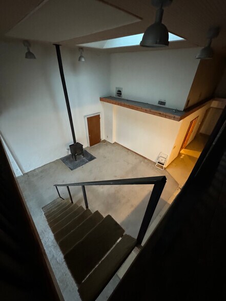 More Photos Of 119 W 2nd St, Taylor Showroom For Lease