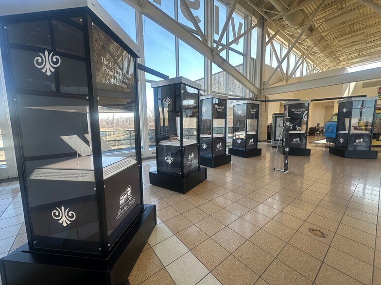 More Photos Of 700 E Tri-State Toll Rd, South Holland Freestanding For Lease