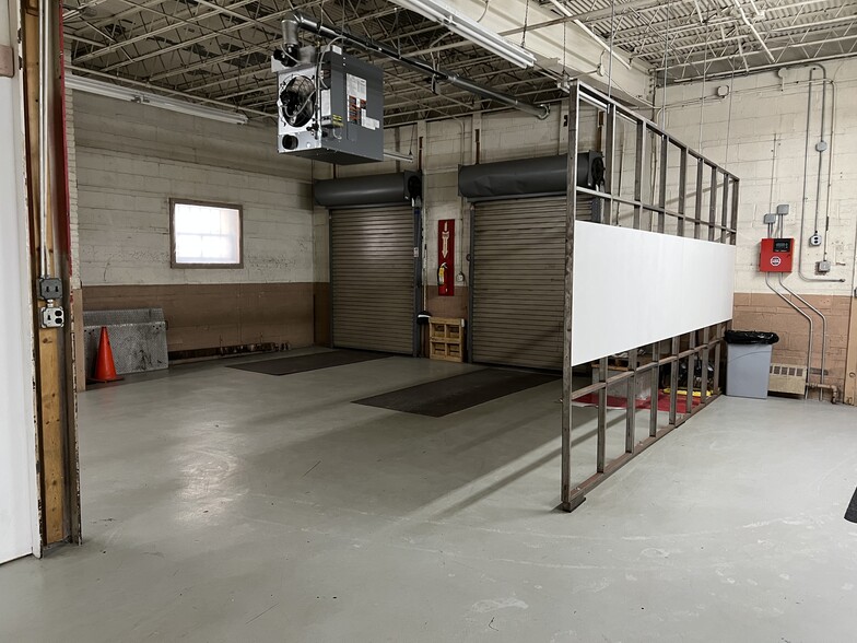 More Photos Of 1900 S Western Ave, Chicago Showroom For Lease