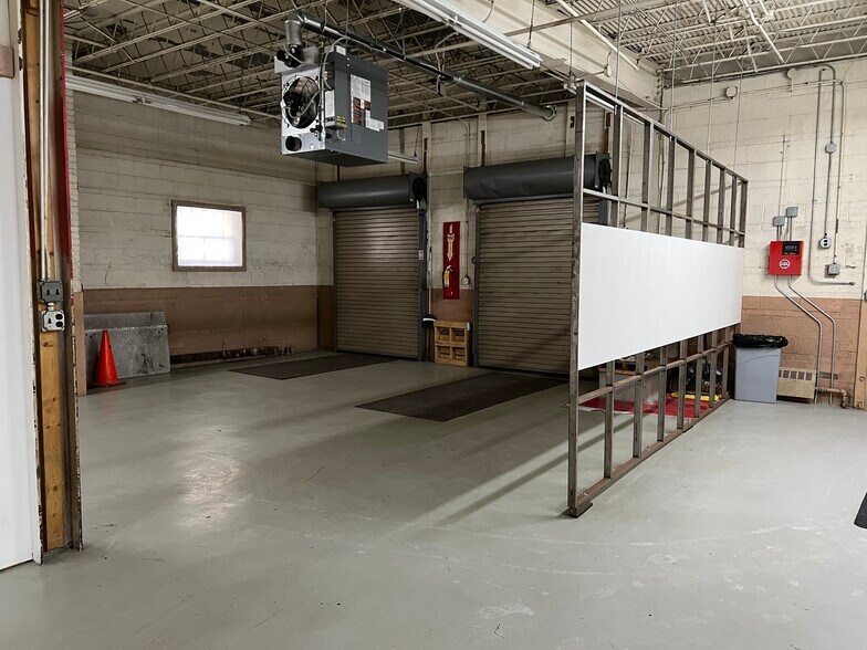 More Photos Of 1940 S Western Ave, Chicago Showroom For Lease