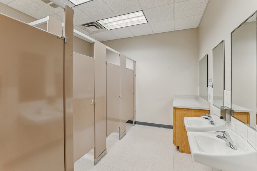 More Photos Of 60 Overbrook Dr, Monroe Flex For Sale