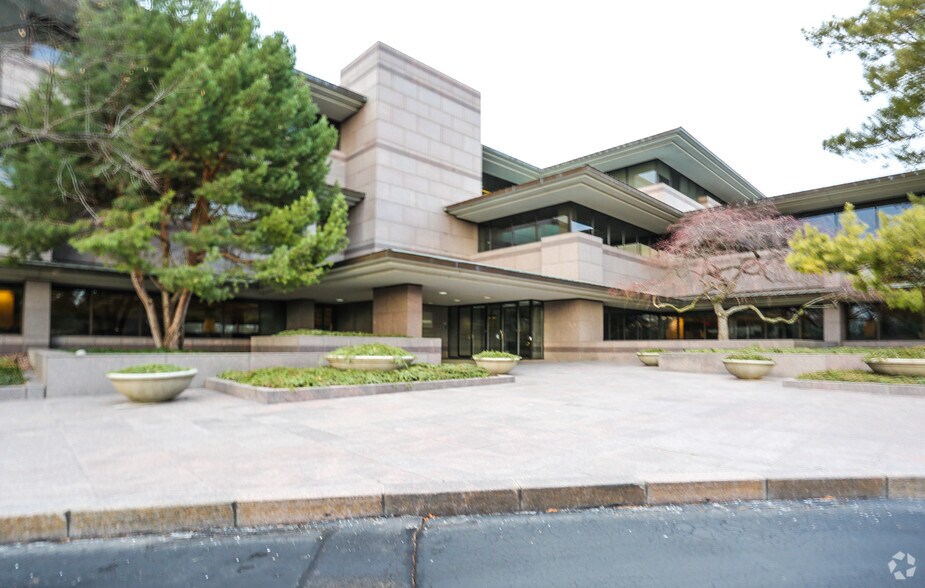 More Photos Of 100 Heritage Reserve Dr, Menomonee Falls Office For Sale