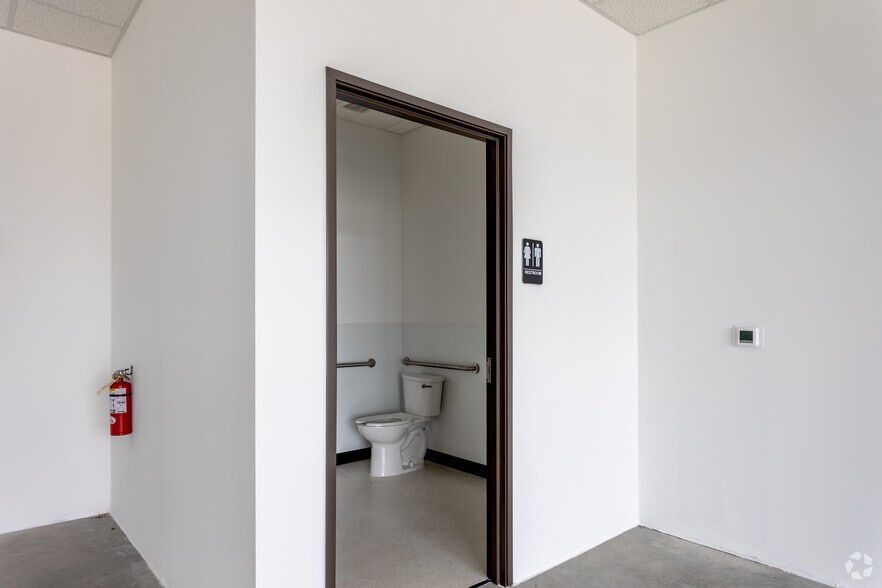 More Photos Of 350 E Buckingham Rd, Richardson Self Storage For Lease