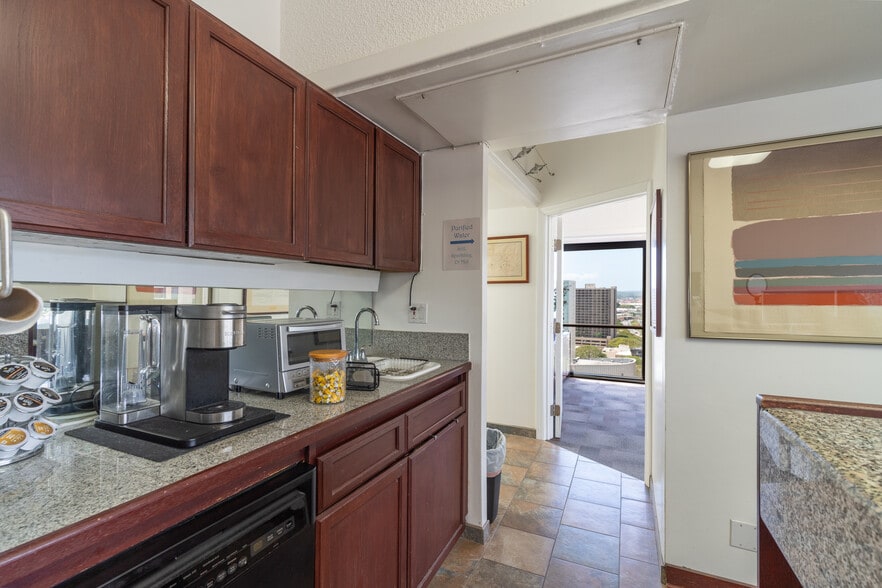 More Photos Of 1188 Bishop St, Honolulu Office For Sale