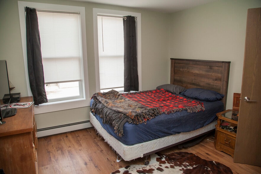 More Photos Of 705 Main St, Ridgeway Freestanding For Sale