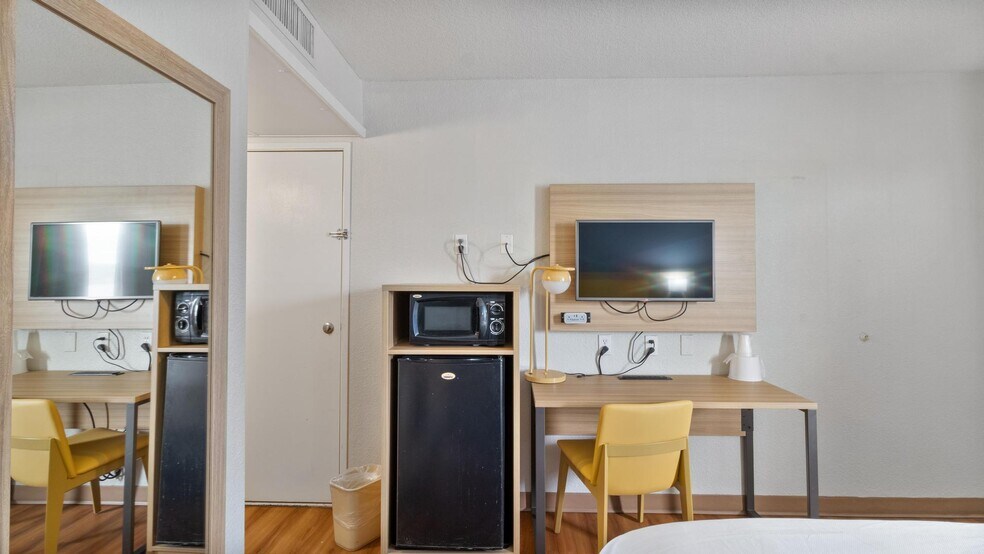 More Photos Of 1561 6th St, Wells Hotel For Sale