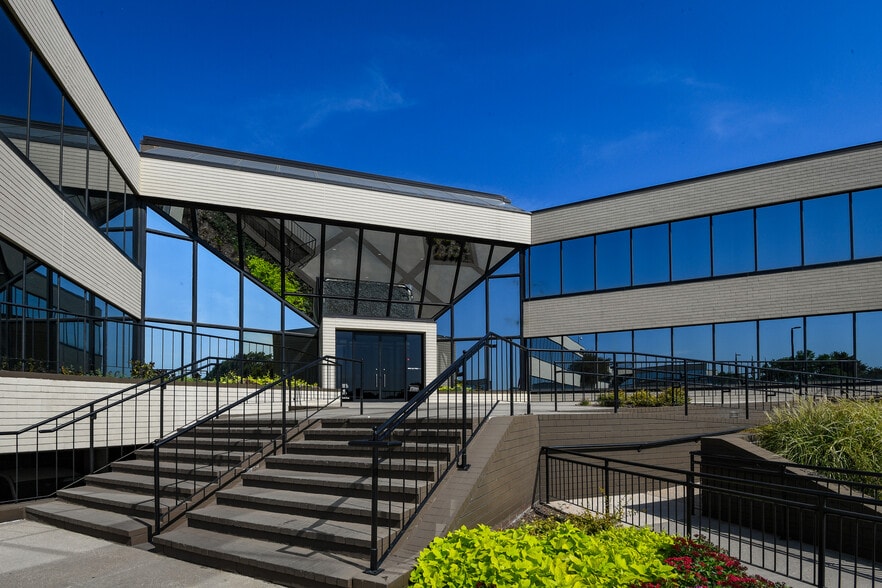 More Photos Of 6600 Lyndon B Johnson Fwy, Dallas Office For Lease