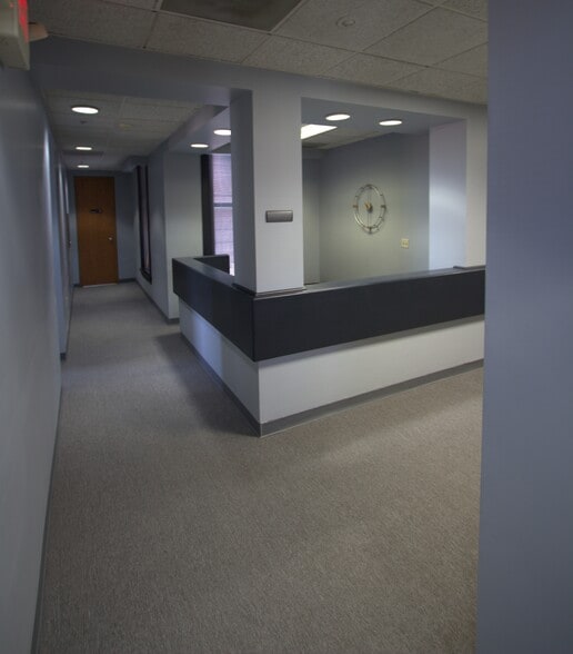 More Photos Of 100-104 N Main St, Saint Charles Office For Lease