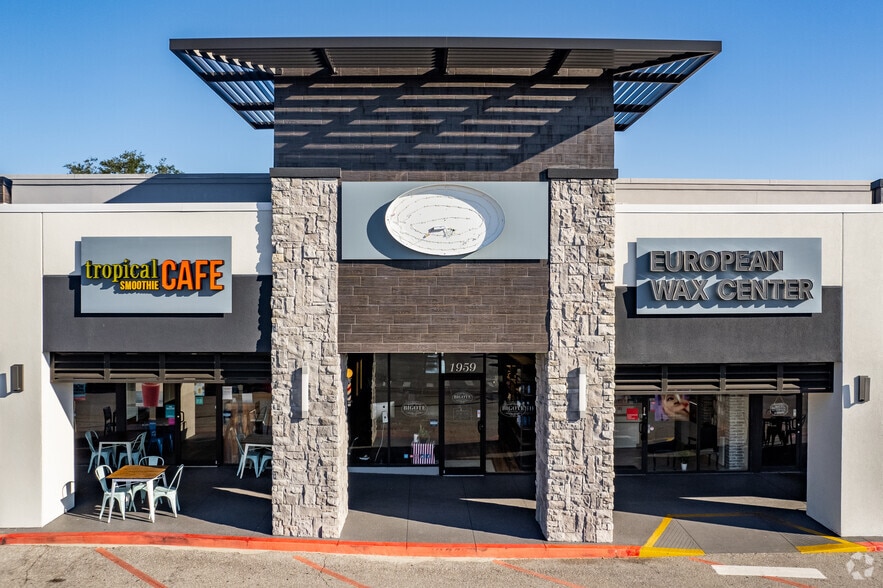 More Photos Of 1905-1999 Aloma Ave, Winter Park General Retail For Lease