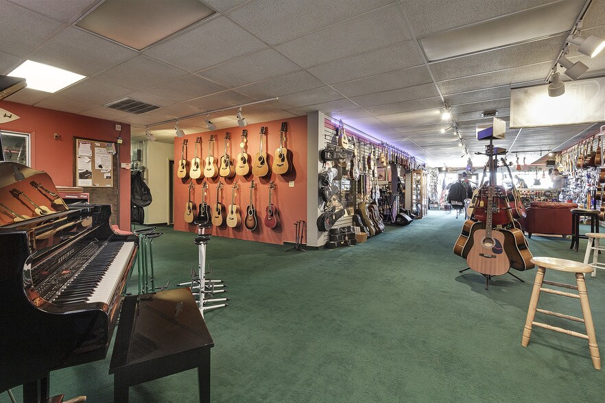 More Photos Of 1105 N Riverside Ave, Medford Freestanding For Sale