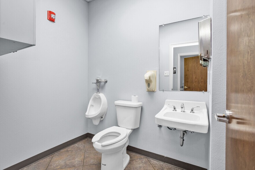 More Photos Of 1207 N Fm 3083 Rd, Conroe Distribution For Lease