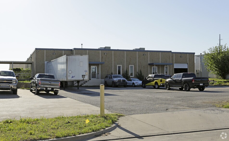 More Photos Of 320-322 International Pky, Arlington Warehouse For Lease