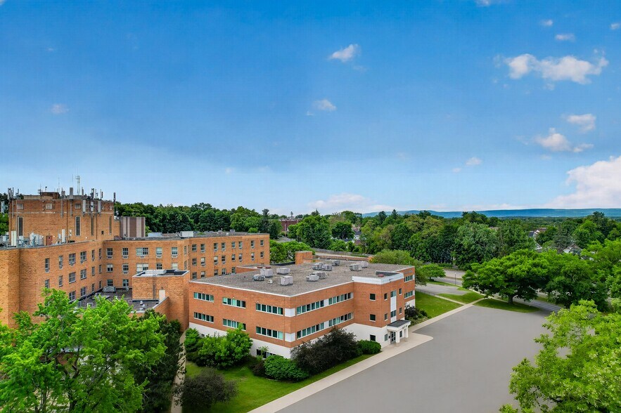 More Photos Of 624 McClellan St, Schenectady Medical For Lease