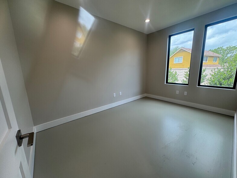 More Photos Of 1908 Yaupon Trl, Cedar Park Loft Creative Space For Sale