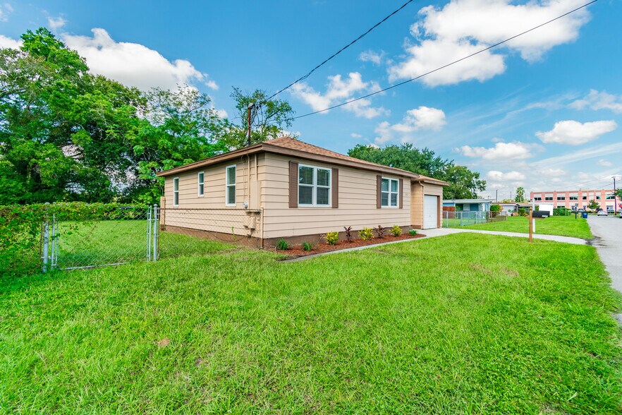 More Photos Of 2706 Stallone Dr, Tampa Office Residential For Lease