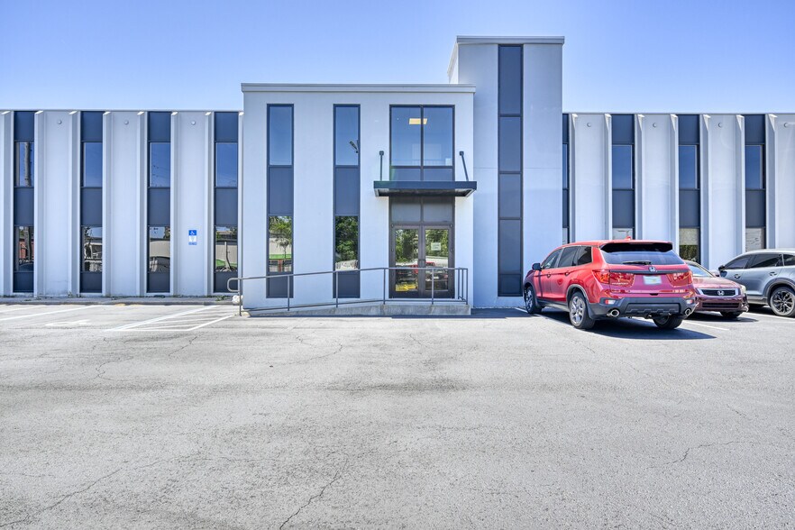 More Photos Of 8282 Western Way Cir, Jacksonville Warehouse For Lease