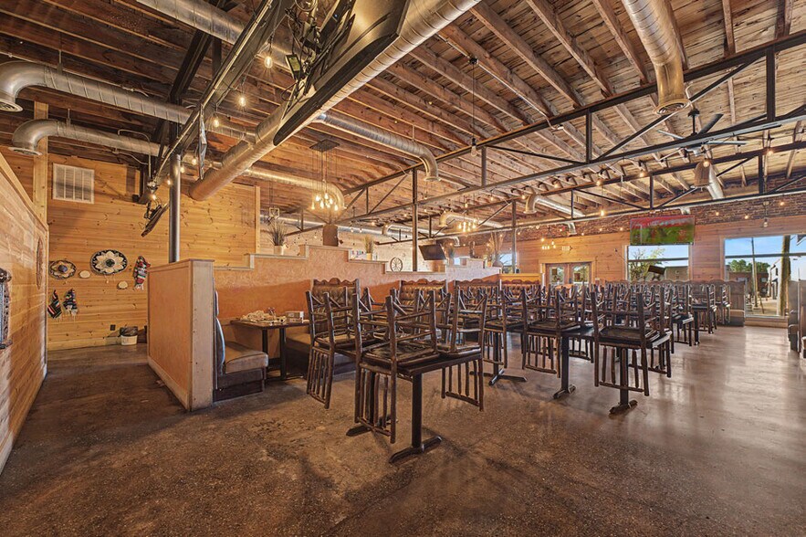 More Photos Of 111 W Bean St, Lincoln General Retail For Sale