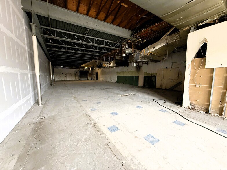 More Photos Of 11811 E 8 Mile Rd, Warren General Retail For Lease