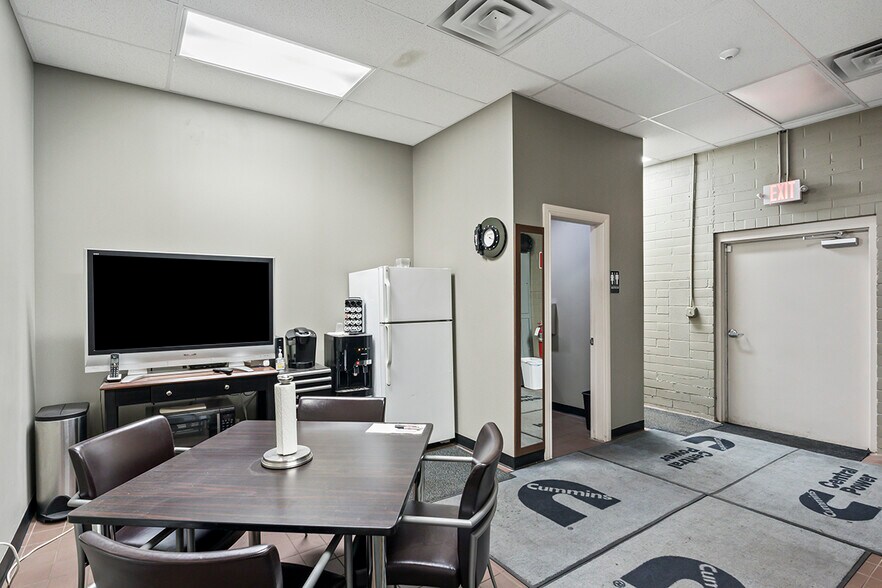 More Photos Of 2940 Weber Dr, Aurora Auto Repair For Sale