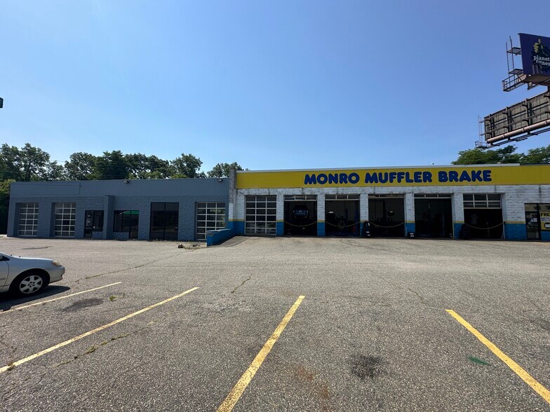 Primary Photo Of 451 Memorial Dr, Chicopee Auto Repair For Lease