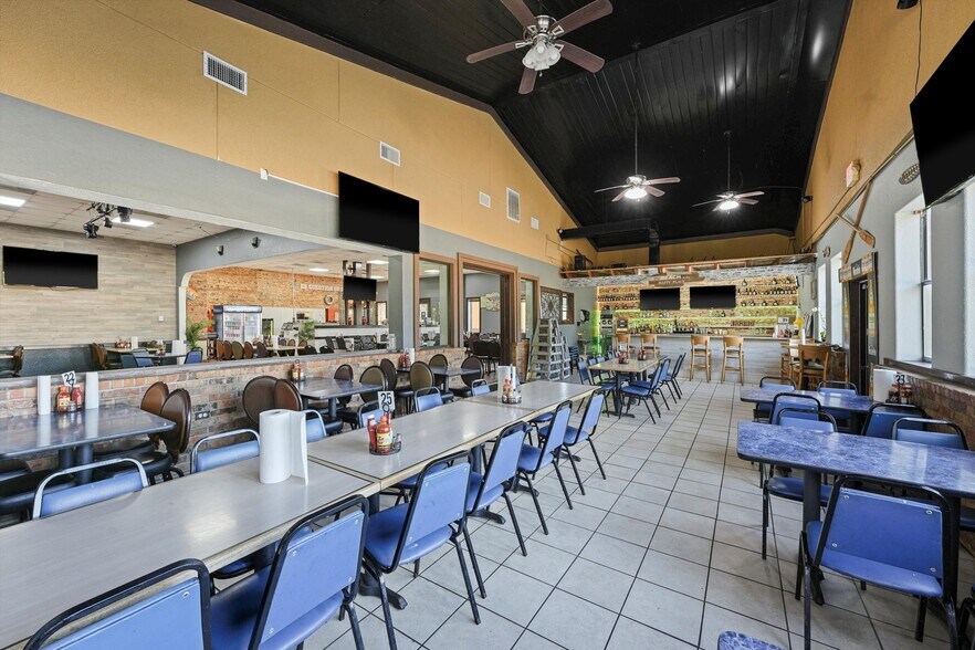 More Photos Of 918 W Plantation Dr, Clute Restaurant For Sale