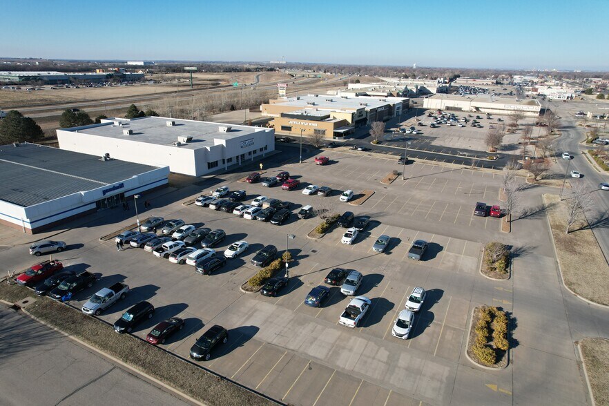 More Photos Of 2620 Planet Ave, Salina Freestanding For Lease