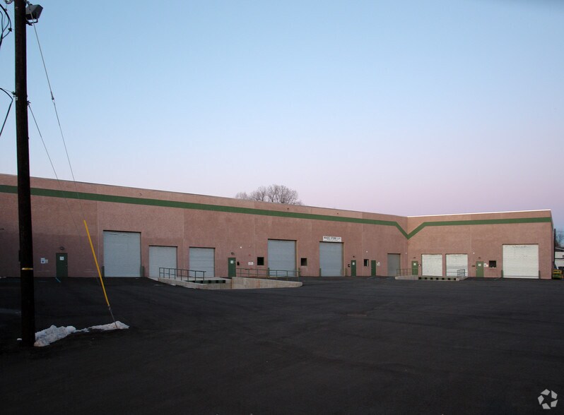 More Photos Of 15 Willet St, Belleville Distribution For Lease