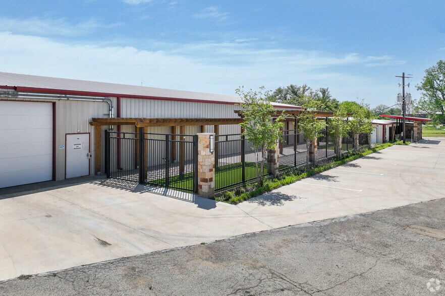 More Photos Of 1301 Weatherford Hwy, Granbury Warehouse For Sale