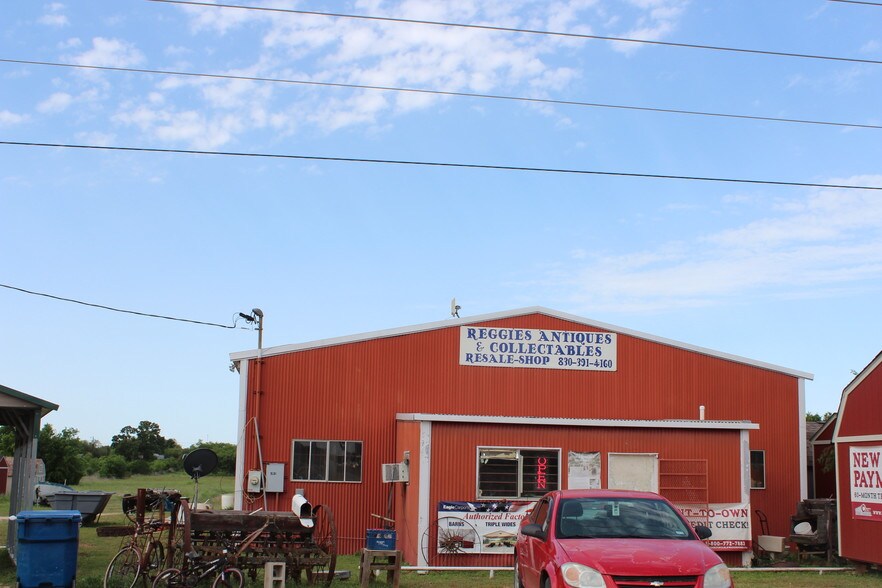 More Photos Of 531 10th St, Floresville Land For Sale