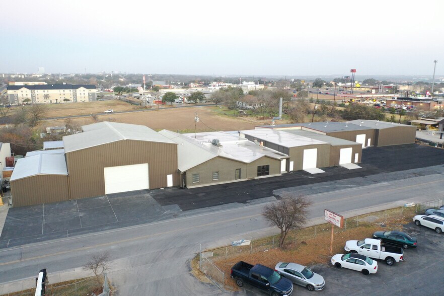 More Photos Of 11110 Bluff Bend Dr, Austin Warehouse For Lease