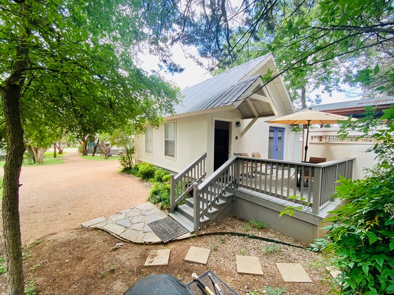 More Photos Of 104 Scudder Ln, Wimberley Hotel For Sale