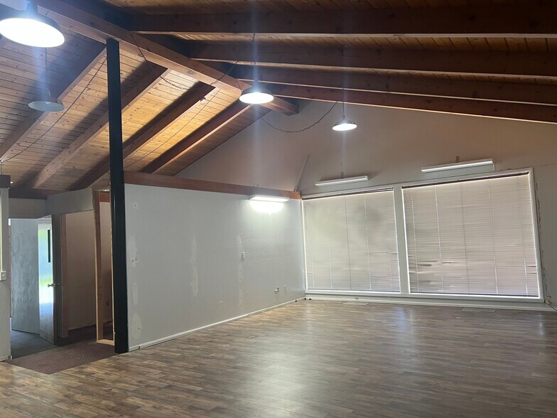 More Photos Of 1017 W 18th St, Merced Office For Sale