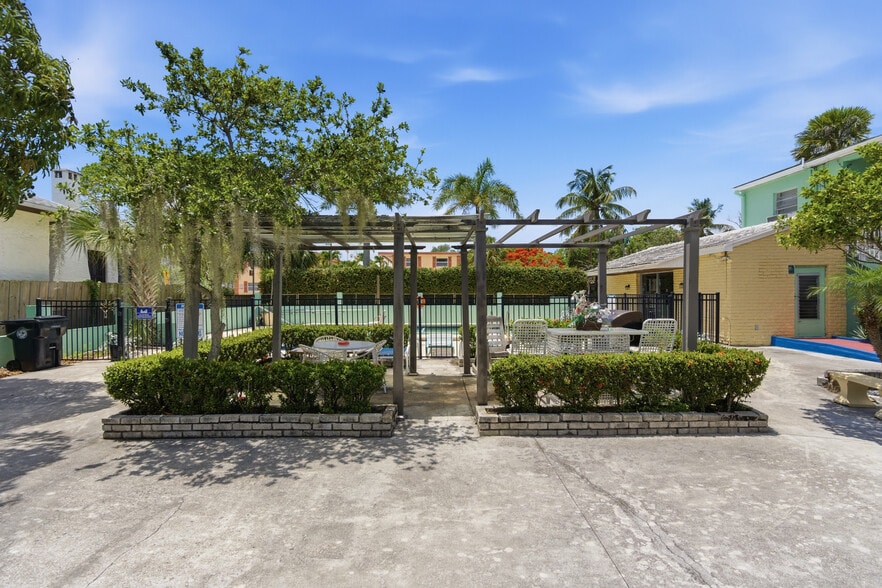 More Photos Of 320 N Federal Hwy, Lake Worth Hotel For Sale