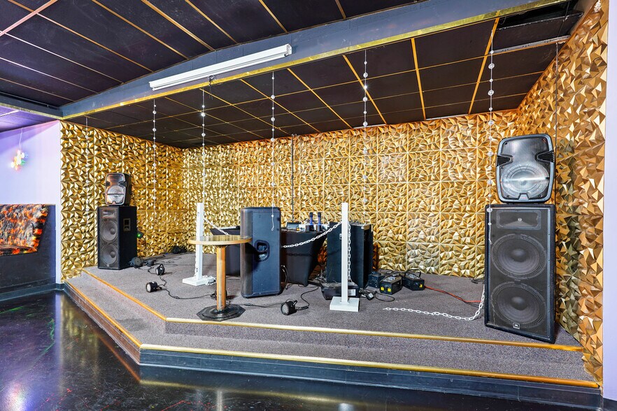 More Photos Of 801 N Fee St, Helena Bar For Sale