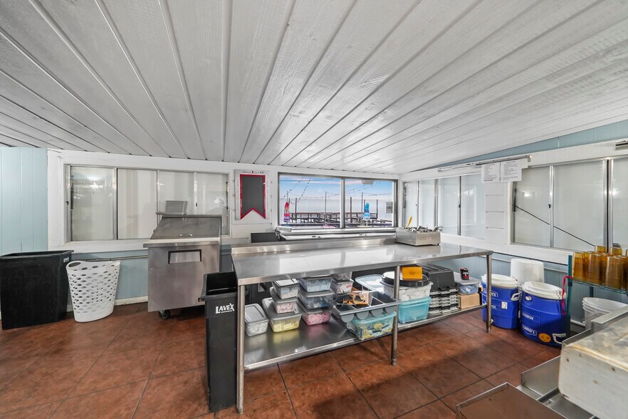 More Photos Of 371 Navaho Trl, Onalaska Restaurant For Lease