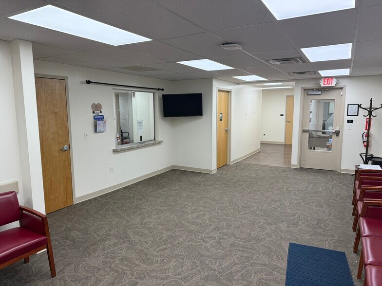 More Photos Of 2 Emma Ln, Clifton Park Medical For Lease