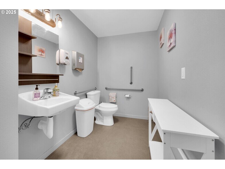 More Photos Of 1413 Charnelton St, Eugene Office For Sale