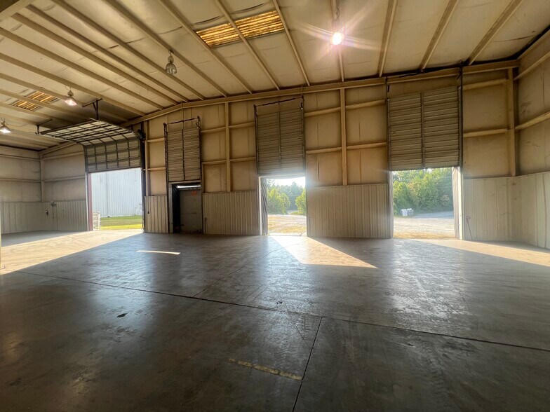 More Photos Of 1815 Baker Rd, High Point Warehouse For Lease