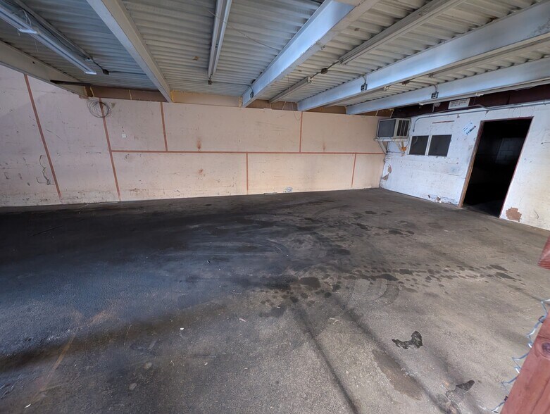 More Photos Of 192-212 Mohonua Pl, Honolulu Warehouse For Lease
