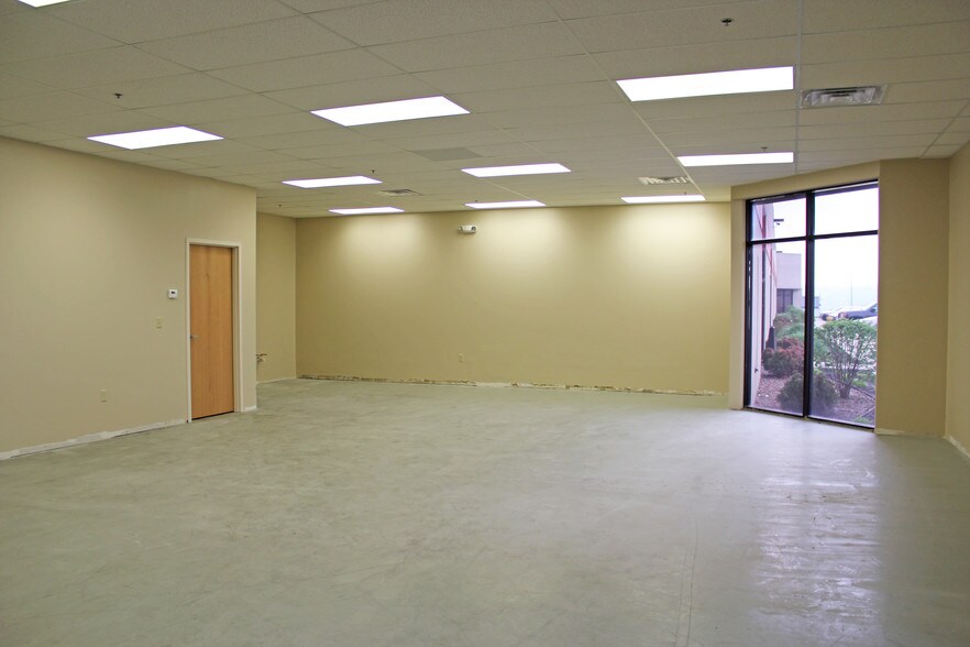 More Photos Of 104-116 Greystone Ave, Kansas City Warehouse For Lease