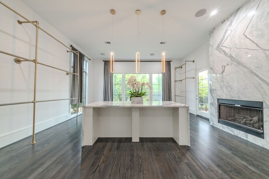 More Photos Of 1423 Lake Pointe Pkwy, Sugar Land Office For Sale