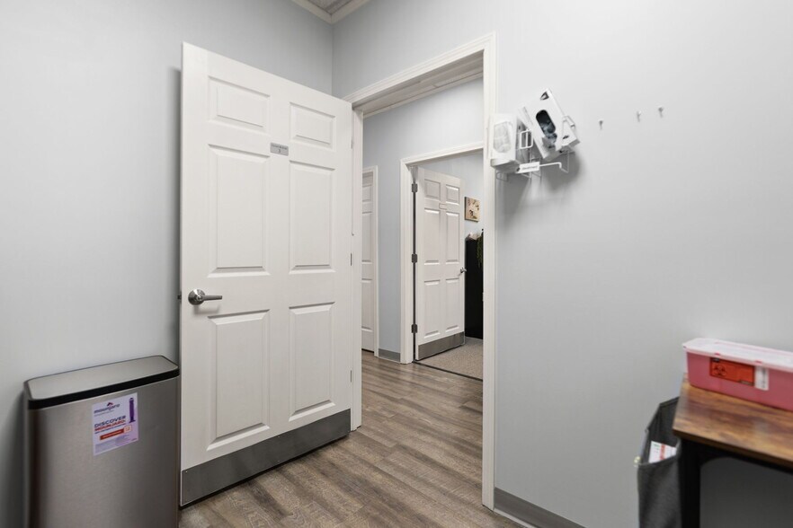 More Photos Of 725 S Main St, London Medical For Sale