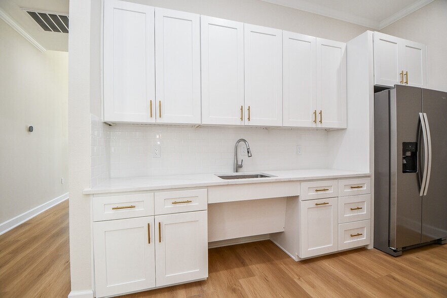 More Photos Of 1325 Main St, Katy Office For Sale